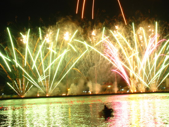 ຍິງບັ້ງໄຟດອກສາກົນ ດ່ານັ້ງ 2012